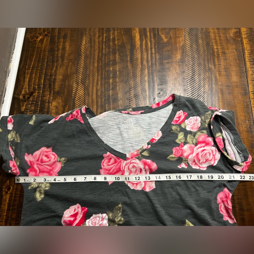 Cuffed sleeve Roses Tee 24/7 - Picture 7 of 7